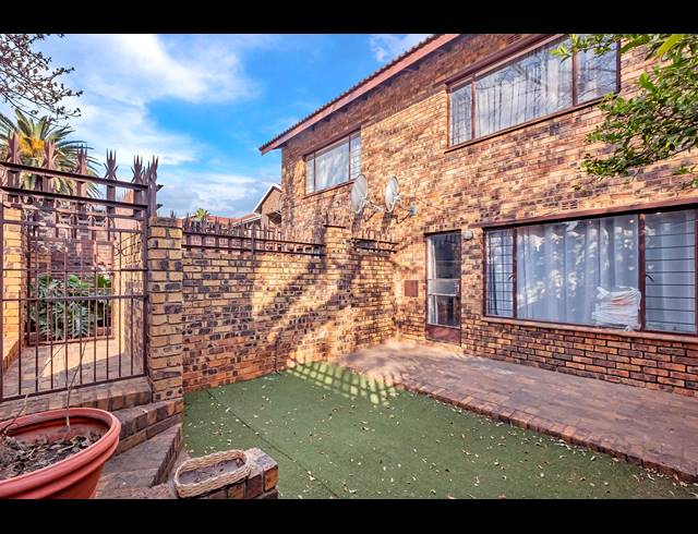 2 BEDROOM TOWNHOUSE FOR SALE IN WINDSOR EAST